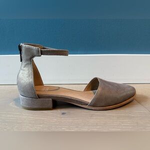 Eileen Fisher Ingle Ankle Strap Flat Size 7 Platinum - Open Box